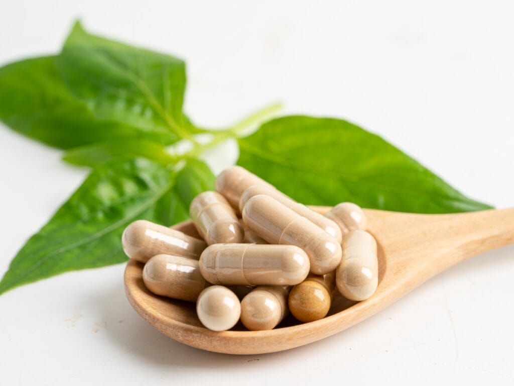 Kapsułki na drewnianej łyżce